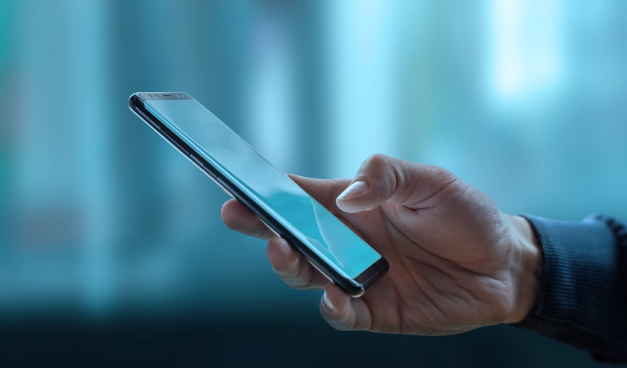 Pametni telefon u ruci, ilustracija za digitalne usluge.