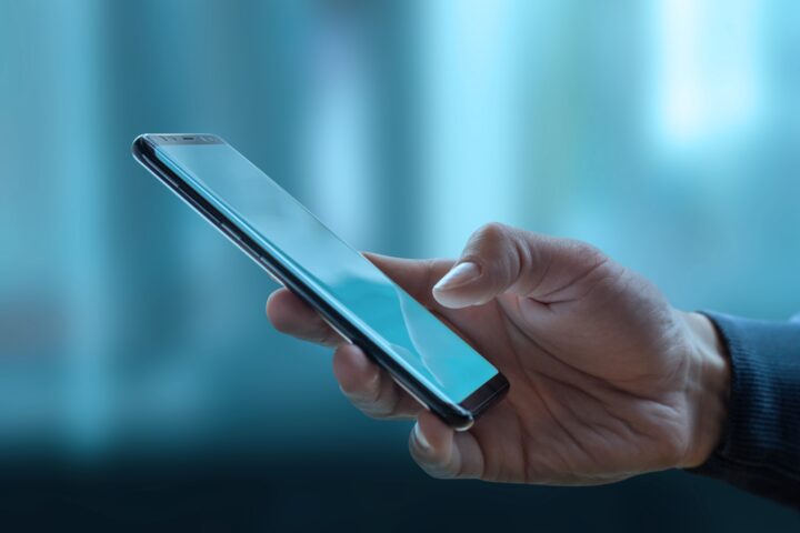 Pametni telefon u ruci, ilustracija za digitalne usluge.