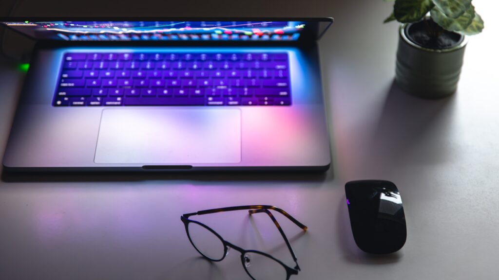 Laptop na radnom stolu.
