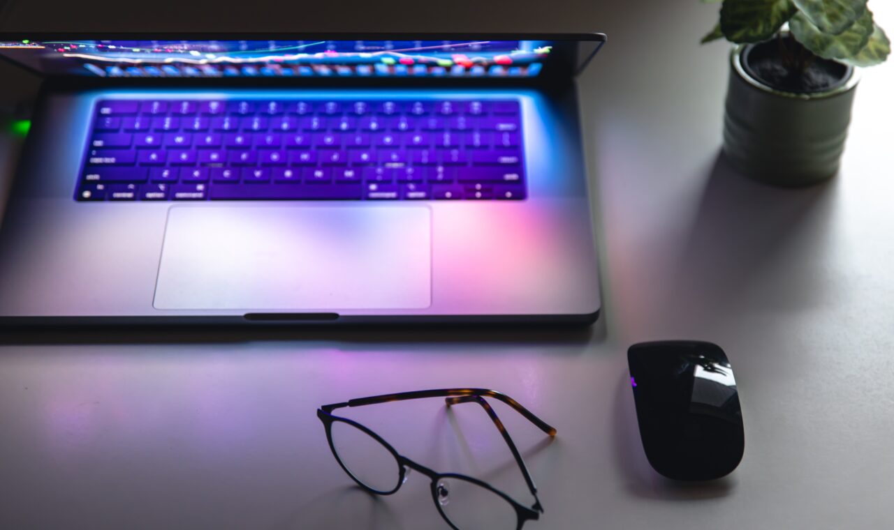 Laptop na radnom stolu.