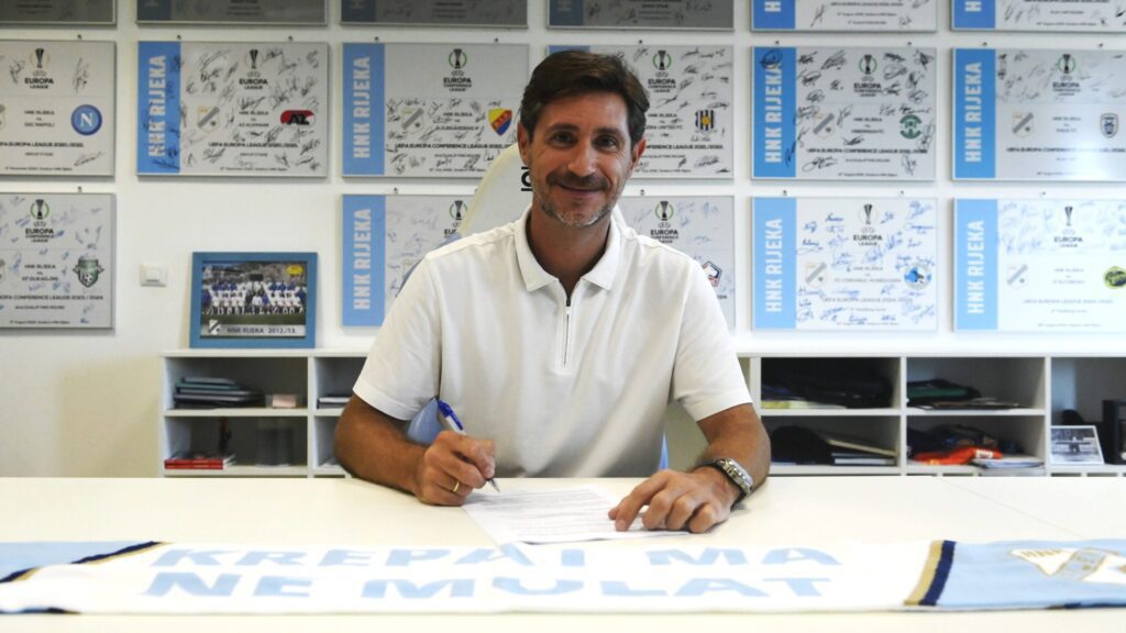 Victor Sánchez za stolom prilikom potpisivanja ugovora s HNK Rijeka.
