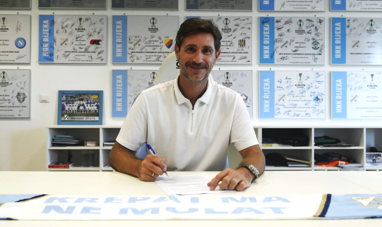 Victor Sánchez za stolom prilikom potpisivanja ugovora s HNK Rijeka.