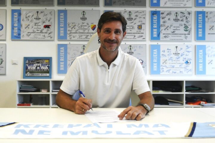 Victor Sánchez za stolom prilikom potpisivanja ugovora s HNK Rijeka.