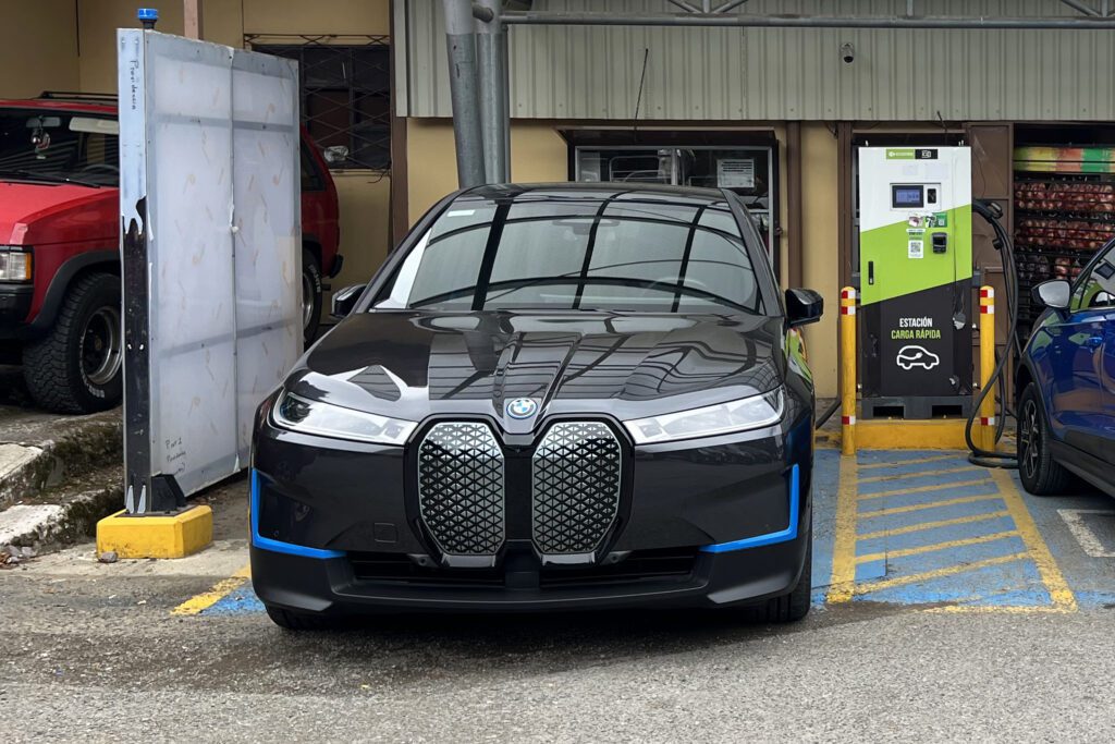 BMW iX na punionici