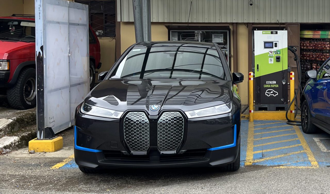 BMW iX na punionici