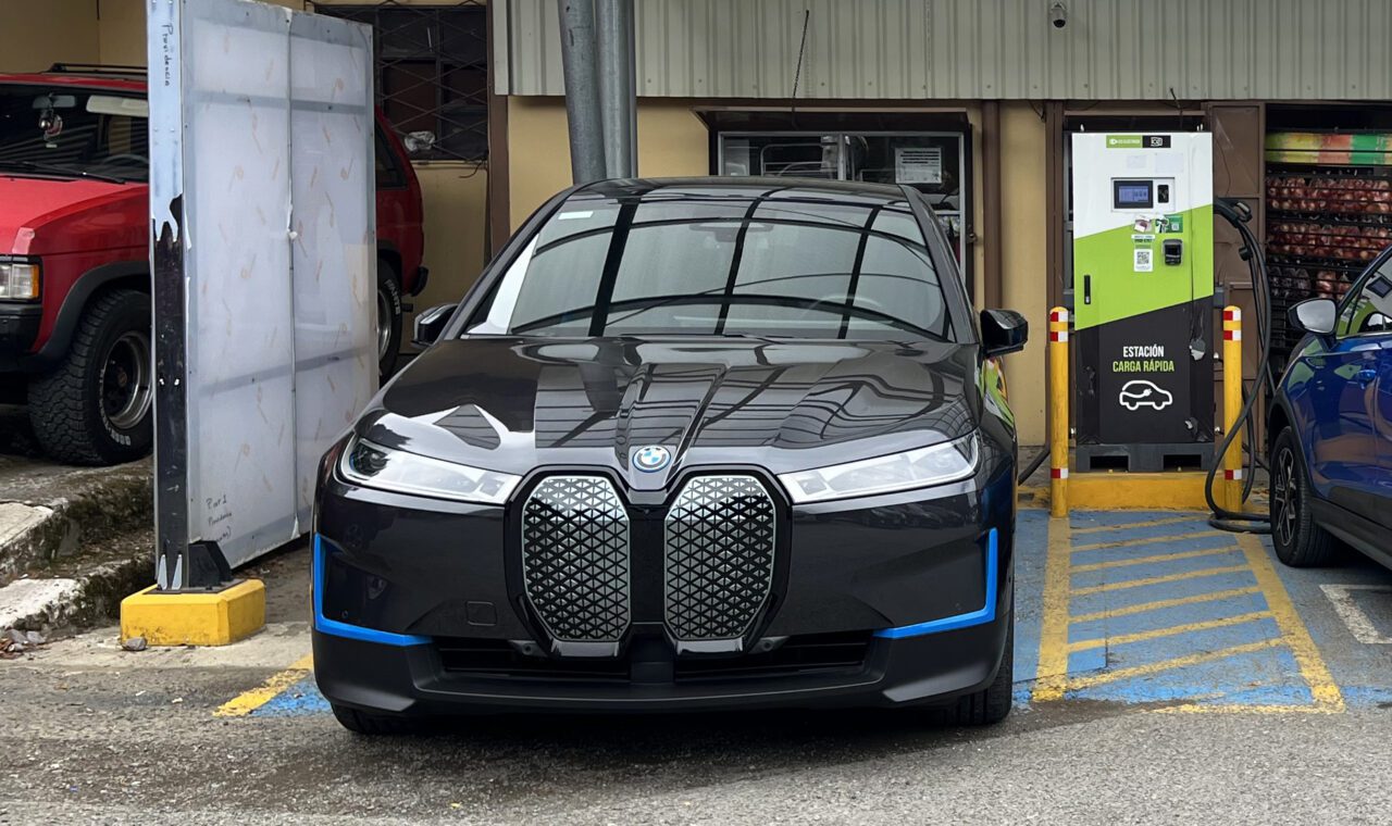 BMW iX na punionici