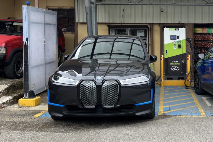 BMW iX na punionici