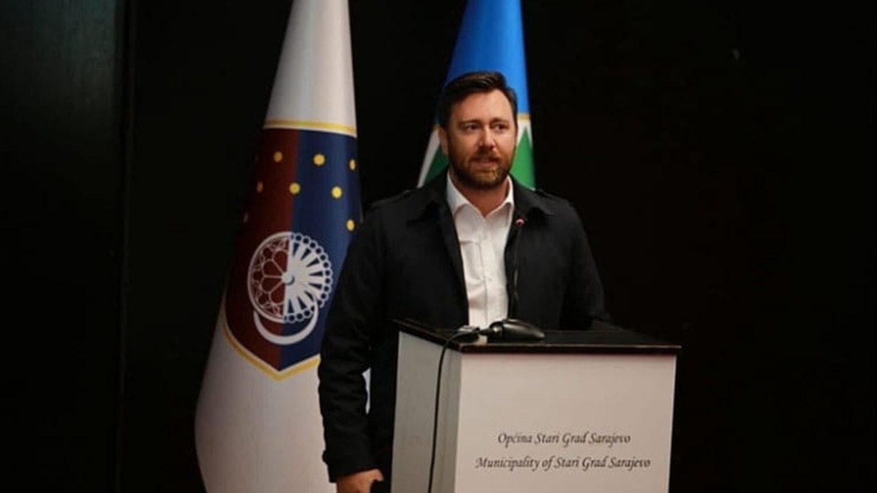 Alem Bakija za govornicom u Općini Stari Grad Sarajevo