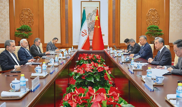 Iranski i kineski duznosnici na diplomatskom sastanku u Pekingu
