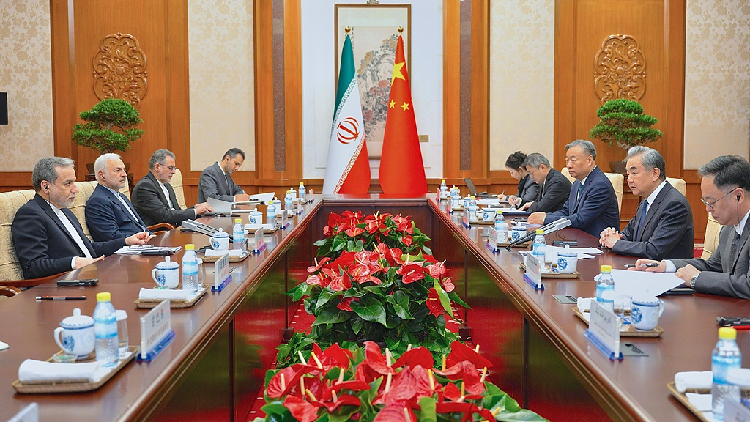 Iranski i kineski duznosnici na diplomatskom sastanku u Pekingu
