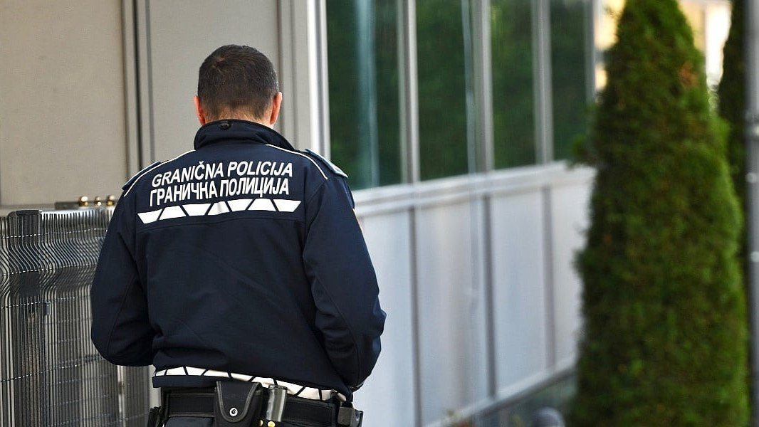 BiH i hrvatska policija spriječile krijumčarenje 12 migranata, uhapšen 22-godišnji Albanac