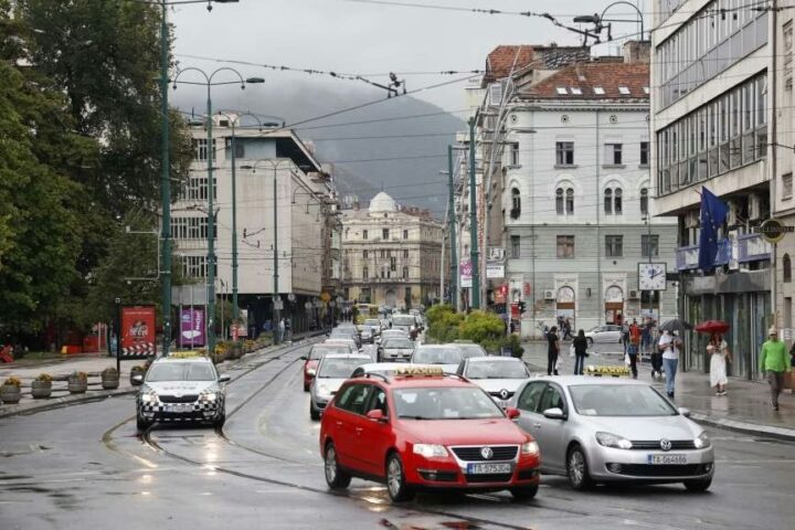 BIHAMK: Mokar i klizav kolovoz u većem dijelu Bosne, na više graničnih prelaza duge kolone