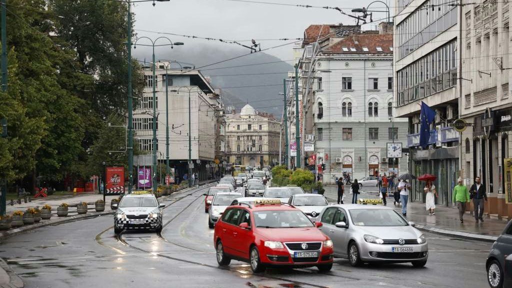 BIHAMK: Mokar i klizav kolovoz u većem dijelu Bosne, na više graničnih prelaza duge kolone