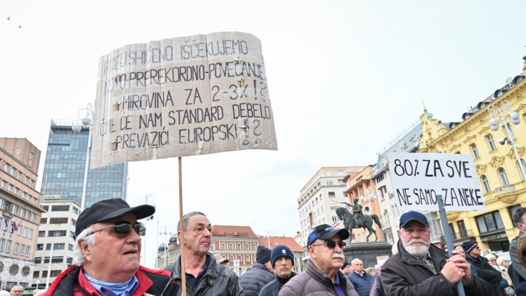 Umirovljenici drže transparente na prosvjedu.