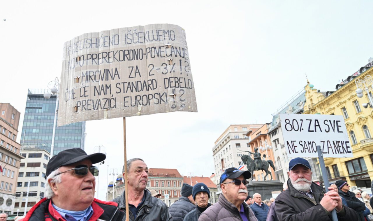 Umirovljenici drže transparente na prosvjedu.