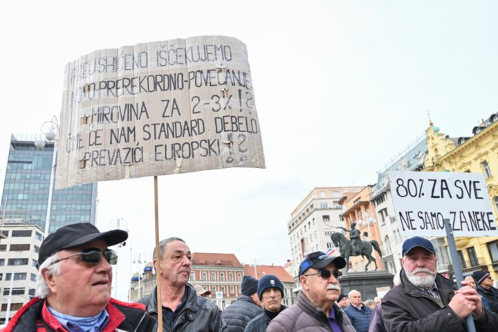 Umirovljenici drže transparente na prosvjedu.