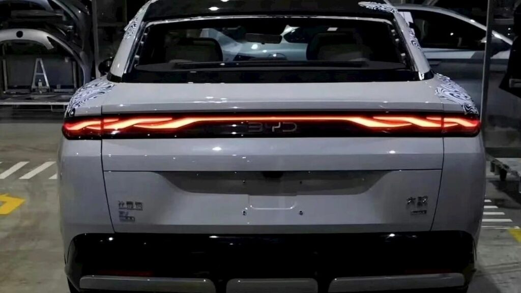 BYD-ova vodeća električna limuzina snimljena pred debi, s poznatim dizajnom