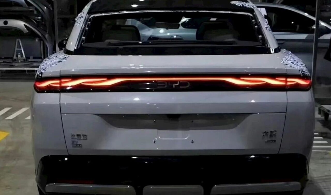 BYD-ova vodeća električna limuzina snimljena pred debi, s poznatim dizajnom