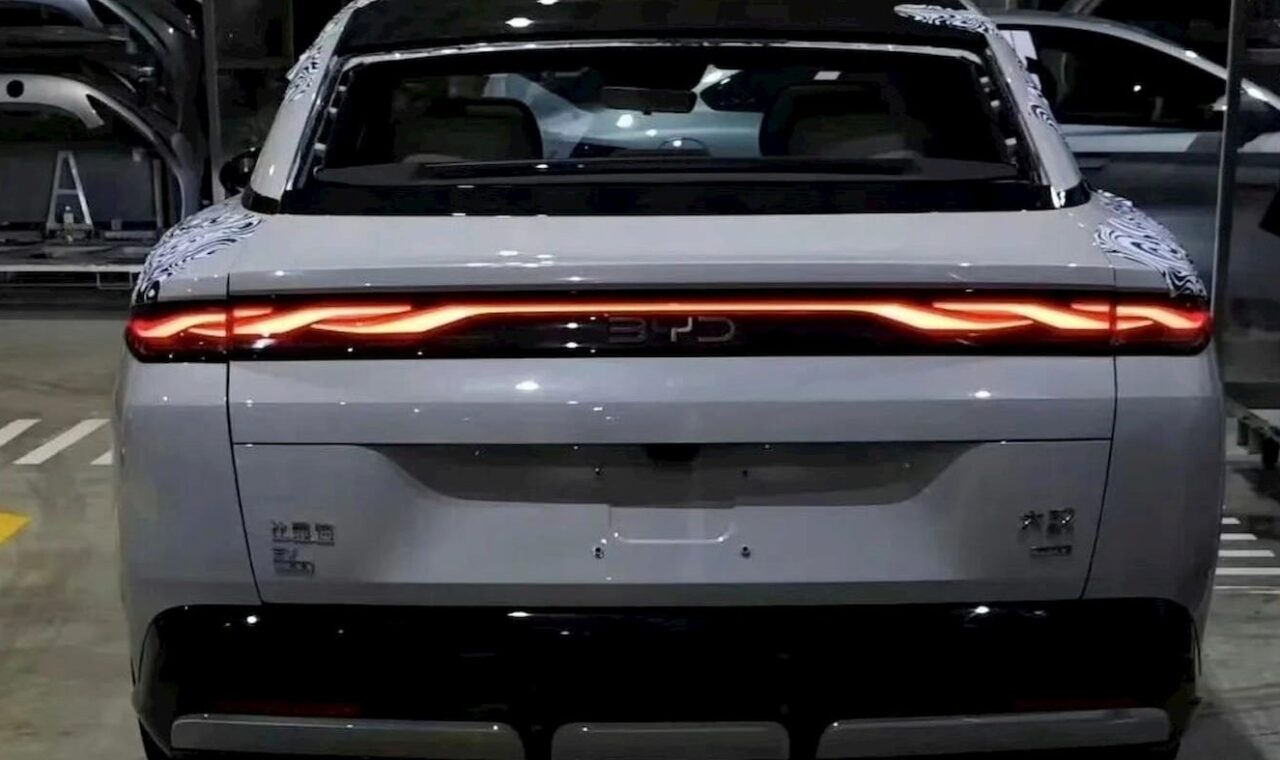 BYD-ova vodeća električna limuzina snimljena pred debi, s poznatim dizajnom