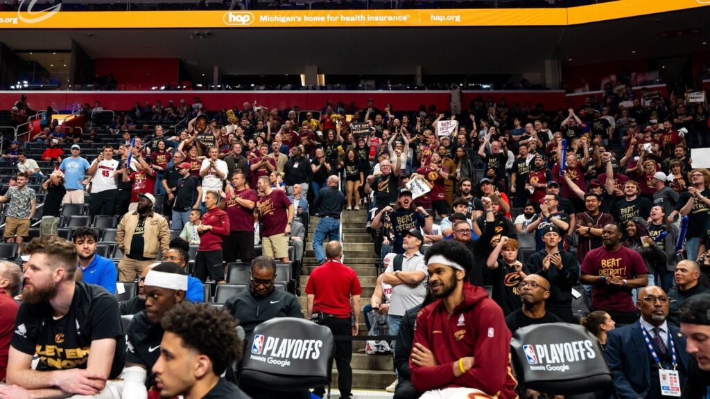Košarkaška lopta i NBA parket tijekom playoff utakmice.
