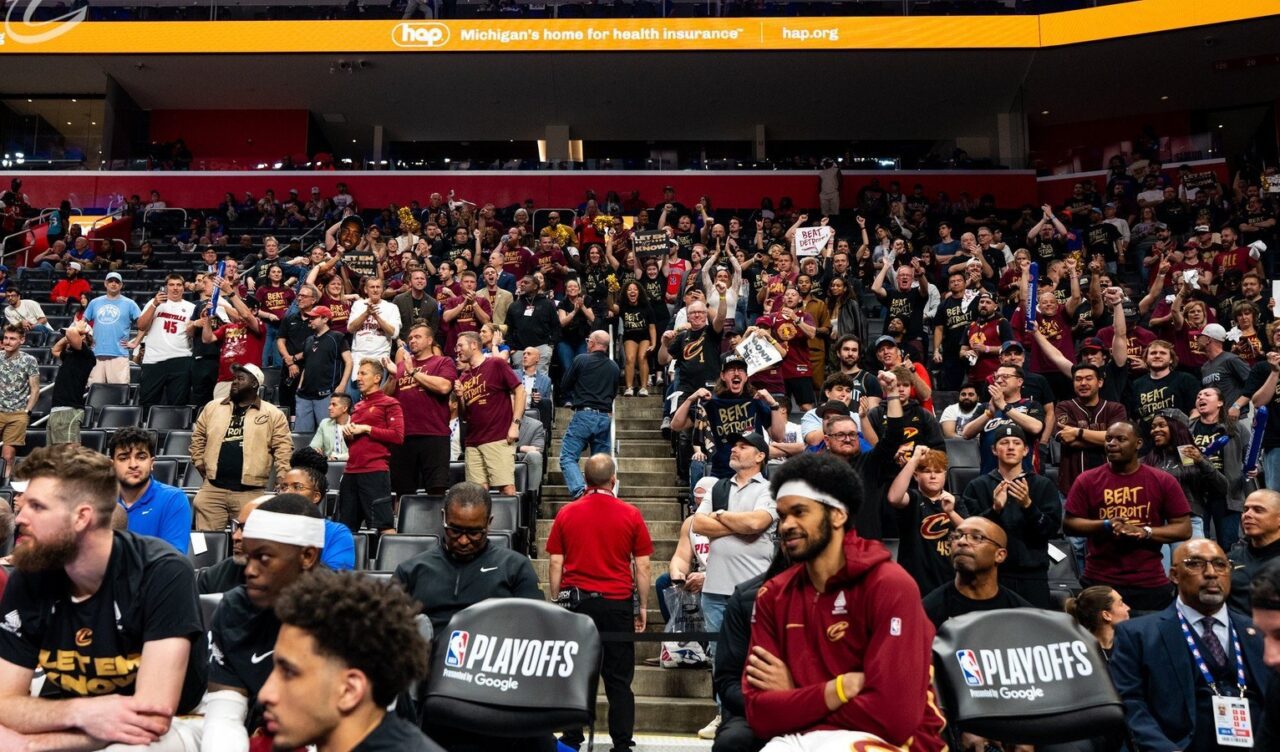 Košarkaška lopta i NBA parket tijekom playoff utakmice.