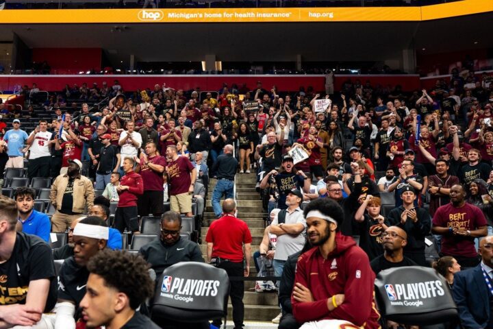 Košarkaška lopta i NBA parket tijekom playoff utakmice.