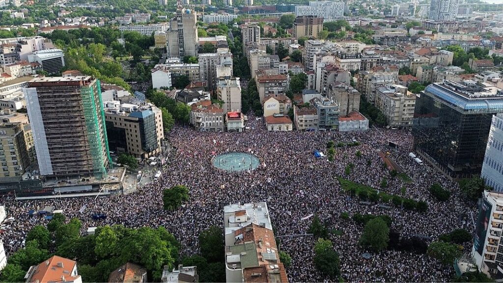 Desetine hiljada na Slaviji: policija procijenila 34.300 okupljenih na protestu u Beogradu