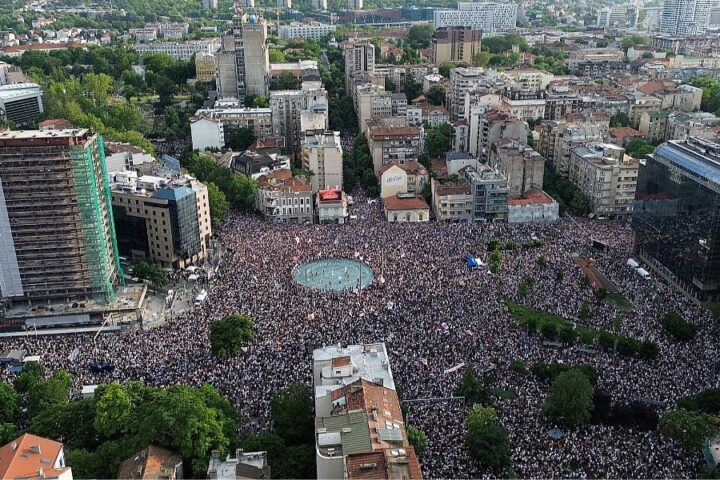 Desetine hiljada na Slaviji: policija procijenila 34.300 okupljenih na protestu u Beogradu