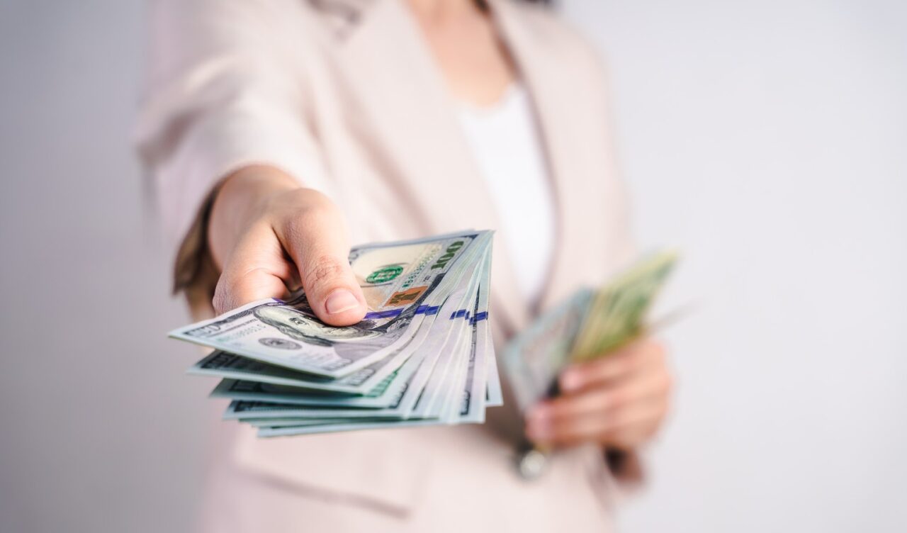 Novac i poslovni dokumenti kao ilustracija kreditiranja poduzetnica i malih poduzeća u BiH.