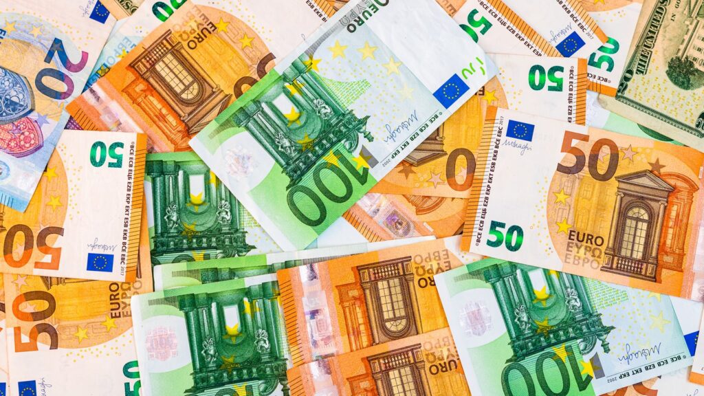 Euro nov?anice kao ilustracija kamatnih stopa i inflacije u eurozoni