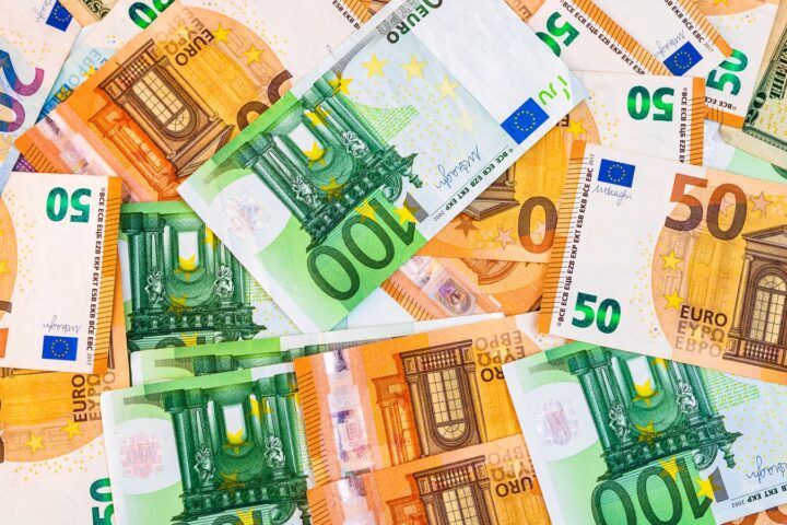 Euro nov?anice kao ilustracija kamatnih stopa i inflacije u eurozoni