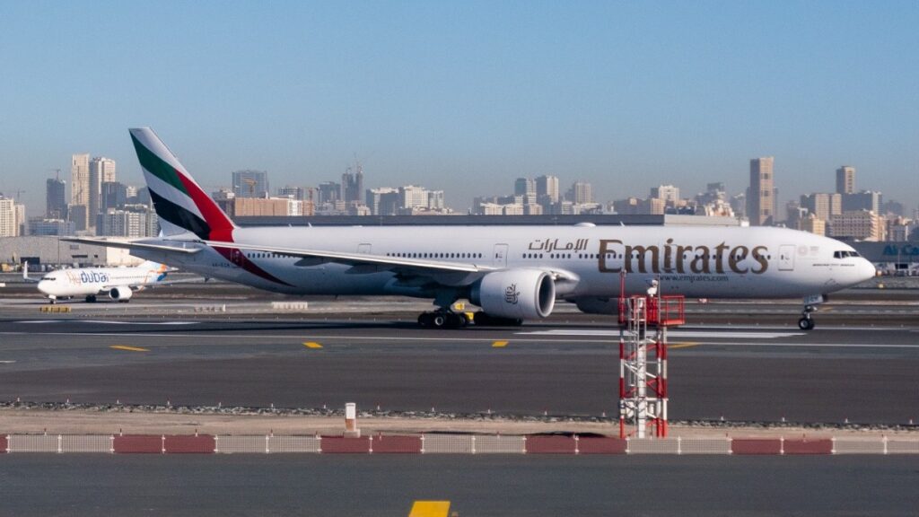 Zrakoplov Emiratesa na pisti u Dubaiju