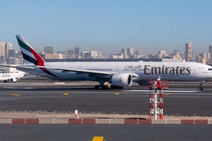 Zrakoplov Emiratesa na pisti u Dubaiju