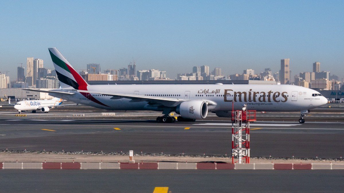 Zrakoplov Emiratesa na pisti u Dubaiju