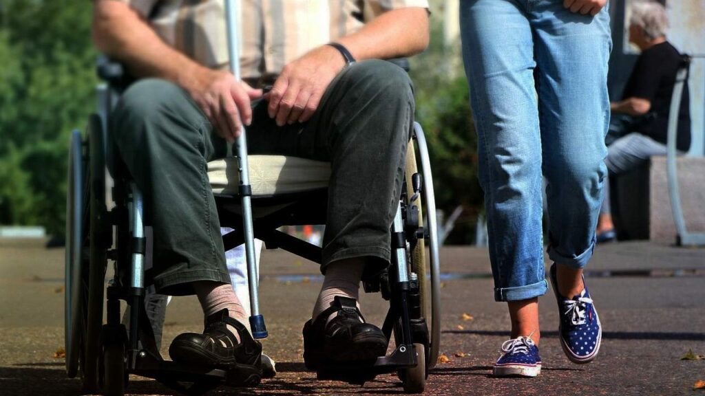 Osoba u invalidskim kolicima
