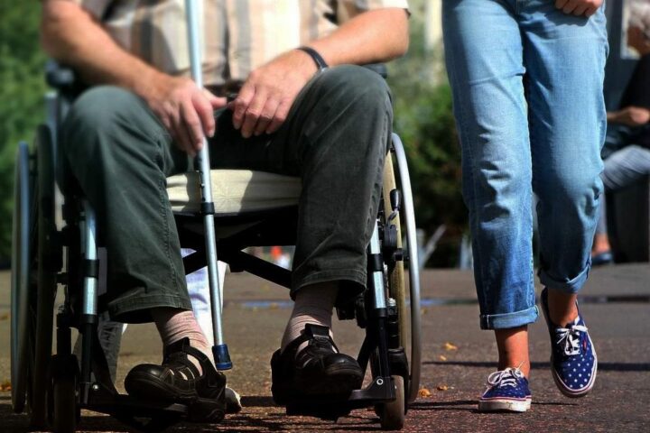 Osoba u invalidskim kolicima