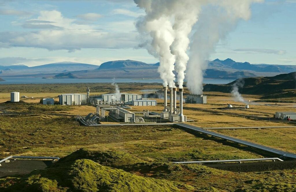 Geotermalna elektrana s parom iz postrojenja.