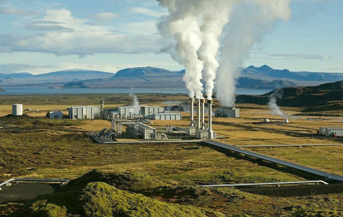Geotermalna elektrana s parom iz postrojenja.