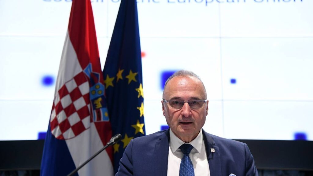 Gordan Grlic Radman pred hrvatskom i EU zastavom