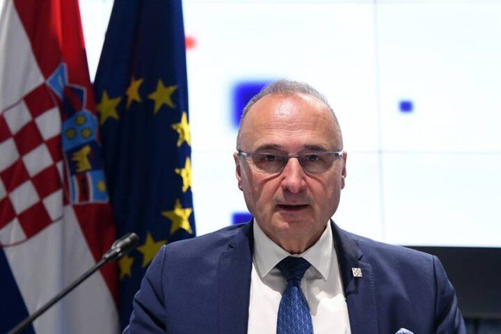 Gordan Grlic Radman pred hrvatskom i EU zastavom