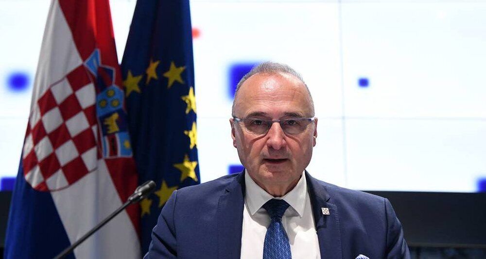 Gordan Grlic Radman pred hrvatskom i EU zastavom