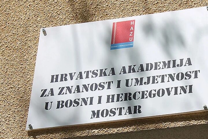Natpis HAZU BiH u Mostaru