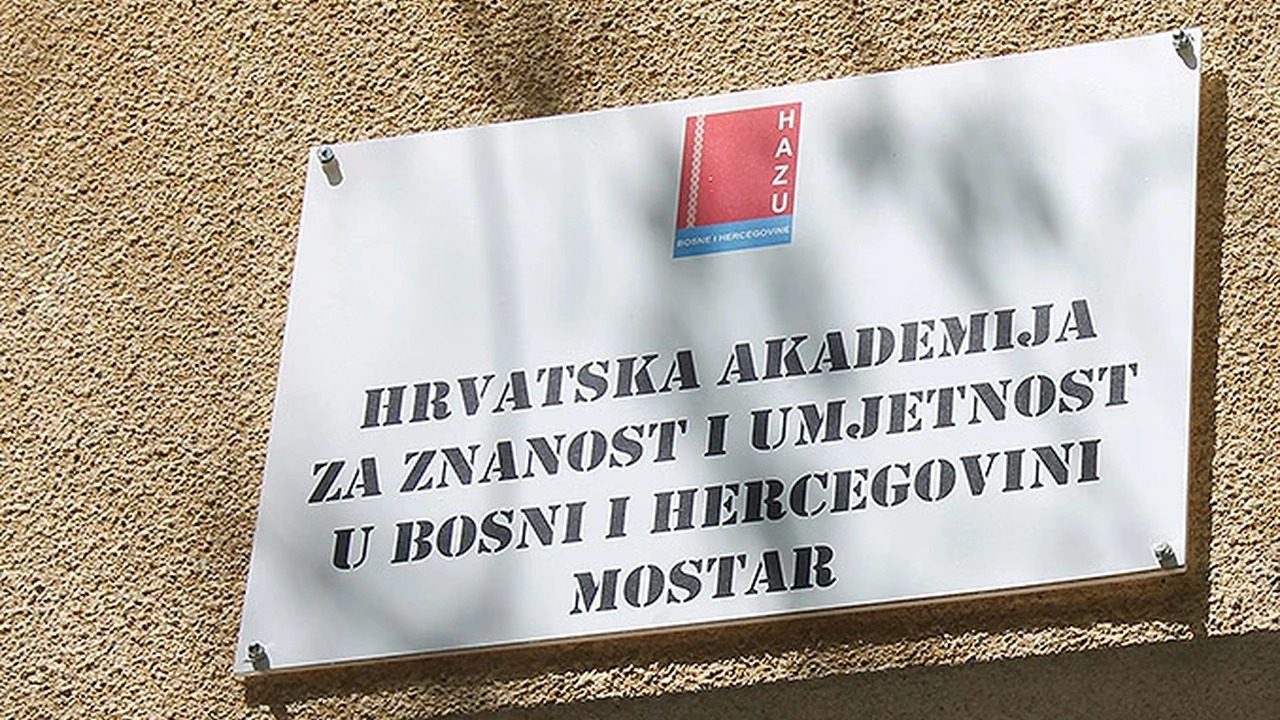 Natpis HAZU BiH u Mostaru