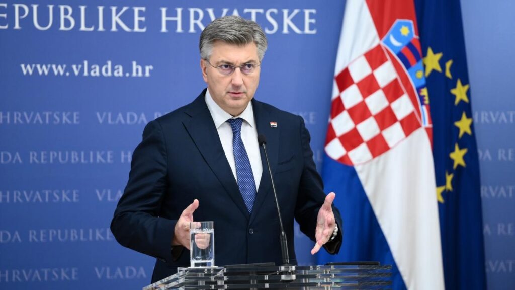 Andrej Plenkovic na konferenciji uz hrvatsku i europsku zastavu