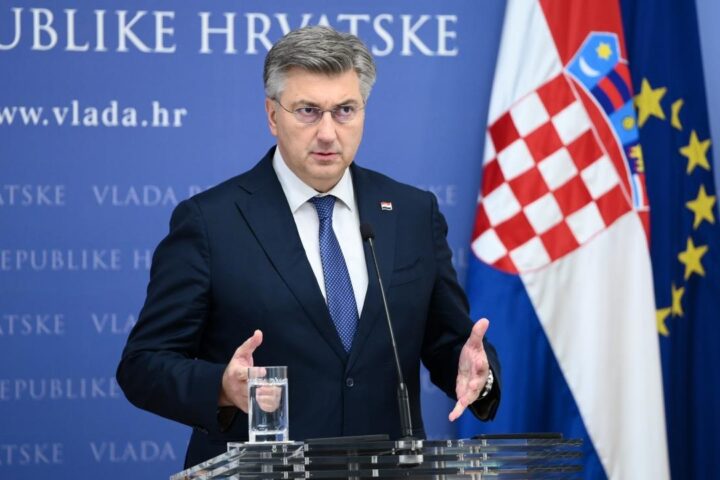 Andrej Plenkovic na konferenciji uz hrvatsku i europsku zastavu