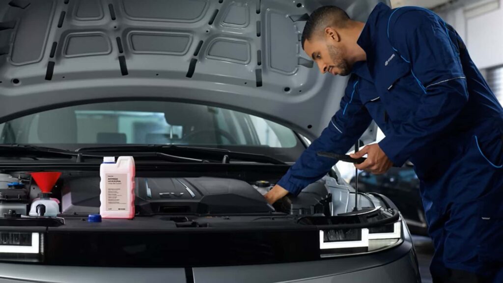 Tehničar servisira električno vozilo Hyundai.