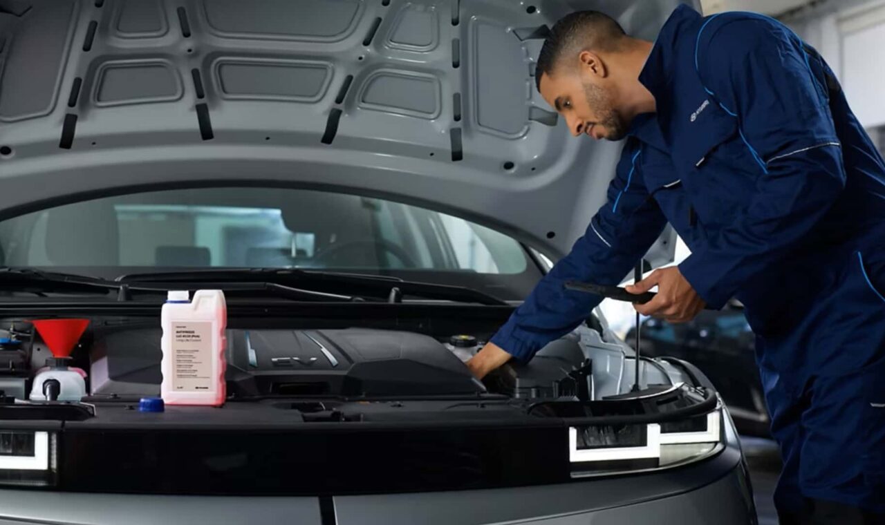 Tehničar servisira električno vozilo Hyundai.