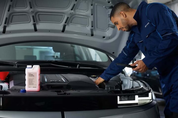 Tehničar servisira električno vozilo Hyundai.