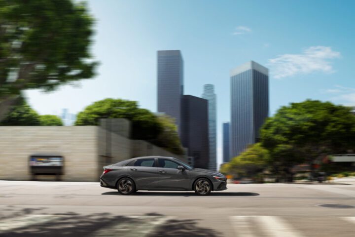 Hyundai Elantra Hybrid na cesti.