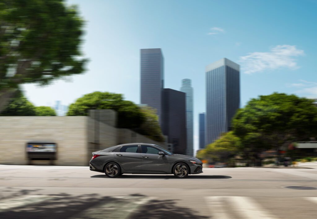Hyundai Elantra Hybrid na cesti.